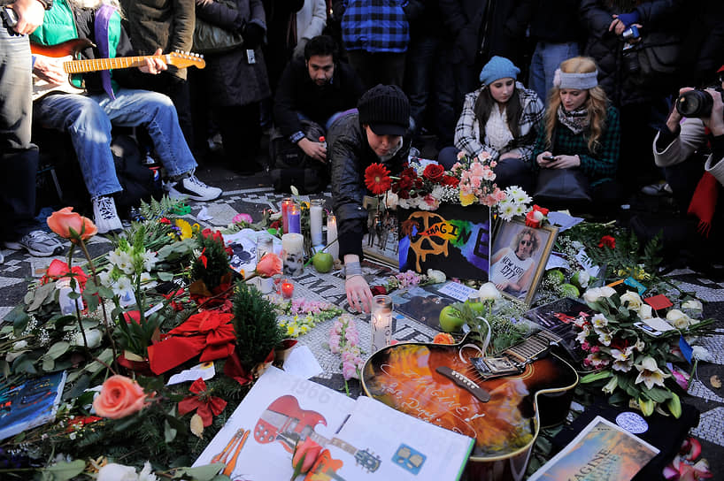 Мемориал «Земляничные поляны» (Strawberry Fields) в нью-йоркском Центральном парке. Ежегодно в день рождения Джона Леннона (9 октября) и в день его смерти (8 декабря) поклонники собираются у мемориала, названного в честь одной из песен The Beatles, чтобы почтить его память. 2010 год