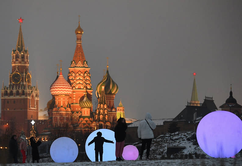 Москва, Россия. Отдыхающие в парке «Зарядье»