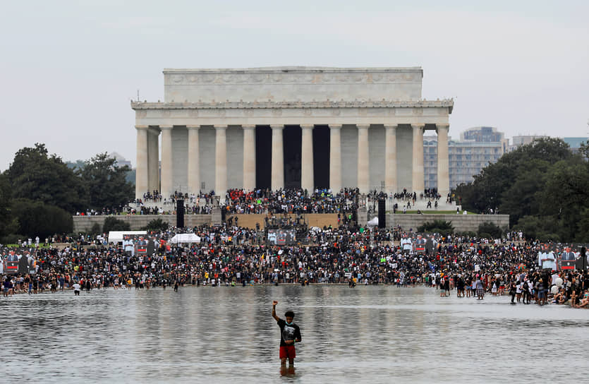 &lt;b>Протесты Black Lives Matter в США&lt;/b>&lt;br>
25 мая в Миннеаполисе при задержании полицией погиб афроамериканец Джордж Флойд. Инцидент спровоцировал массовые протесты и беспорядки под лозунгом Black Lives Matter
&lt;br>
Заметность события: 10 548,9