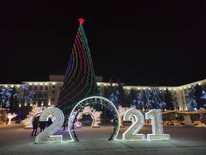 &lt;b>Уфа, 12 млн руб.&lt;br>&lt;/b>
Начальная максимальная цена 30-метровой пиксельной елки на Советской площади в Уфе была установлена в 18,7 млн руб. В результате торгов цена снизилась до 12 млн руб. Победителем аукциона был признан индивидуальный предприниматель из подмосковной Коломны. Подрядчик смонтировал 30-метровую конструкцию с отдельными ветками из негорючей хвои, метровой звездой на вершине и светодиодными гирляндами. Гирлянда способна воспроизводить различные эффекты и узоры