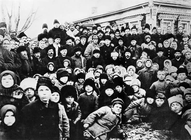 4 мая 1922 года была проложена первая в России высоковольтная линия электропередачи. ЛЭП напряжением 110 кВ протяженностью около 120 км соединила Каширскую электростанцию с Москвой. ЛЭП проложили вдоль обочины Каширского шоссе &lt;br>
На фото: Владимир Ленин и Надежда Крупская с группой крестьян на празднике, посвященном открытию Каширской электростанции