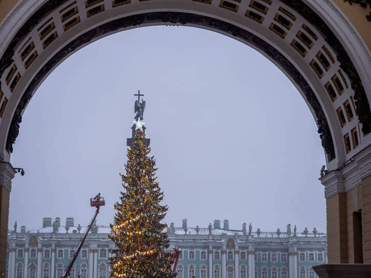 &lt;b>Санкт-Петербург, 13 млн руб.&lt;br>&lt;/b>
Главная ель Санкт-Петербурга установлена на Дворцовой площади. Впервые за семь лет установили живое дерево. Весит оно 12 тонн, имеет высоту 25 м, а возраст — около 100 лет. Согласно сайту госзакупок, установка и украшения обошлись бюджету в 13 млн руб. При этом некоторые горожане остались недовольны сооружением, так как, по их мнению, ель выглядит облезлой. В Смольном сказали, что это особенности транспортировки и вскоре ель распушится. Через некоторое время у дерева прошел одиночный пикет, — девушка встала с плакатом: «Не распушится»