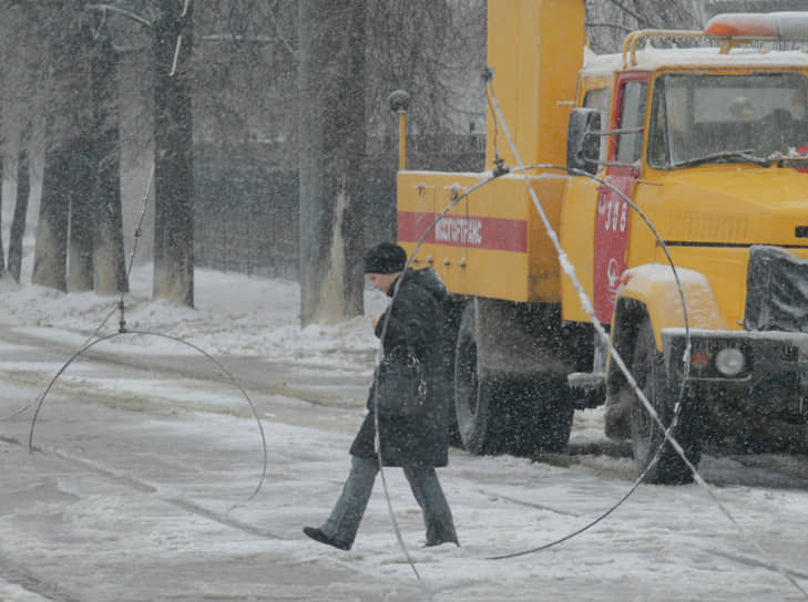 В 26 муниципальных районах и городских округах Москвы прошли аварийные отключения электроэнергии. Без света остались более 100 тыс. человек. По данным департамента топливно-энергетического хозяйства столицы, власти Москвы направили 60 млн руб. на ликвидацию последствий стихийного бедствия&lt;br>
На фото: обрыв проводов на трамвайных путях из-за ледяного дождя в Москве