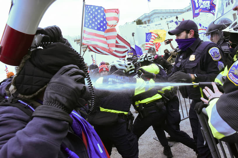 Для разгона протестующих полиция использовала слезоточивый газ и оружие нелетального действия