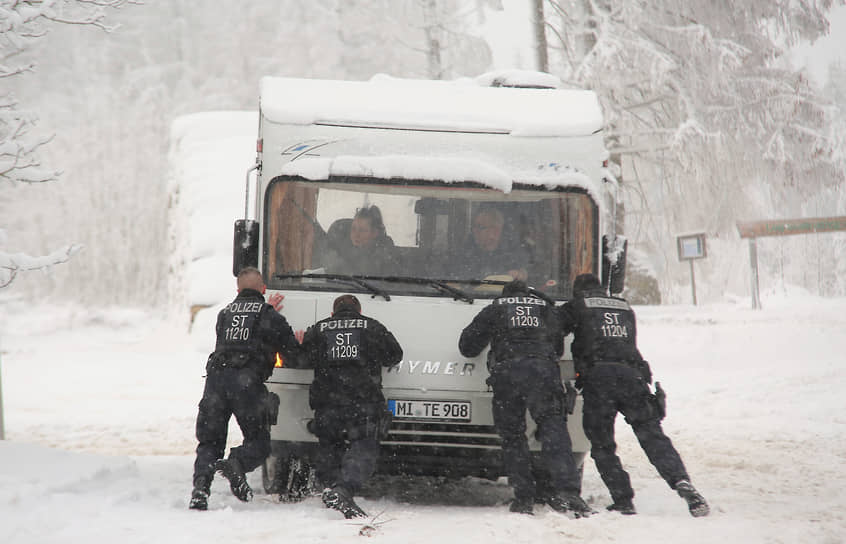 В Германии сильные снегопады наблюдались в районе Альп. На магистралях образовались пробки, на горнолыжных курортах не работали подъемники