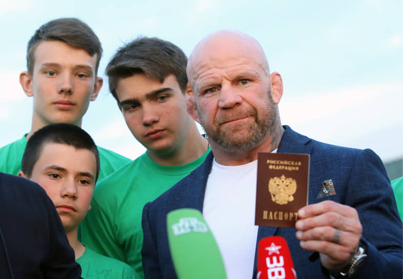 В мае 2018 года спортсмен отказался от американского гражданства и получил российский паспорт
&lt;br>На фото: во время церемонии вручения паспорта в подмосковном парке «Патриот»