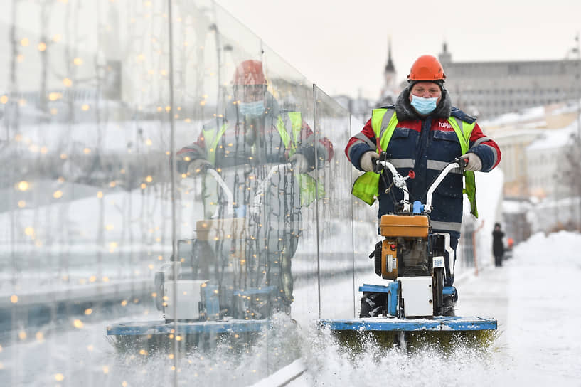 Очистка от снега Парящего моста в парке Зарядье 