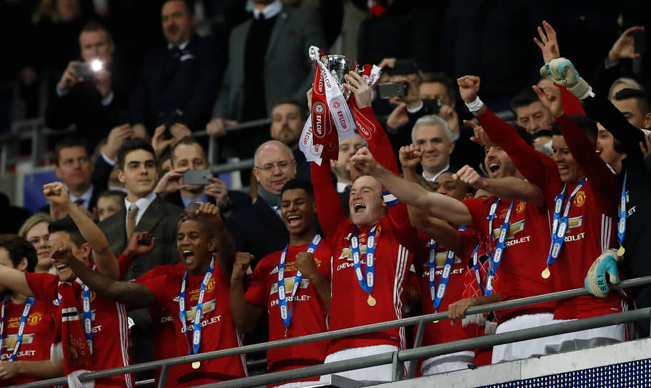 Перед уходом из «Манчестера» в 2017 году Руни выиграл с ним Лигу Европы. Это был второй еврокубковый трофей, завоеванный им с командой после победы в Лиге чемпионов в 2008 году. В 2017-м «Манчестер» также выиграл с Руни в четвертый раз Кубок Английской футбольной лиги (на фото)