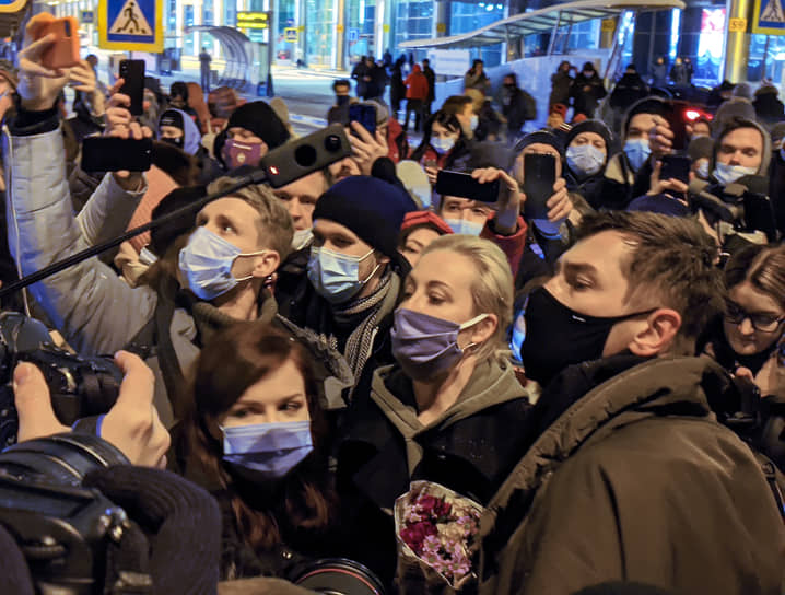 Юлия Навальная (в центре) выходит из аэропорта Шереметьево