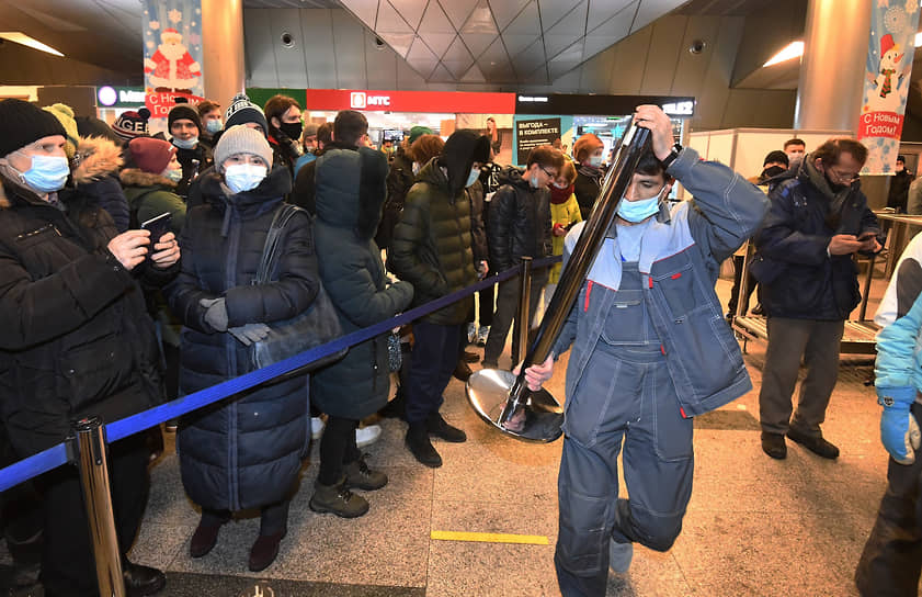 Сторонники Алексея Навального во время ожидания его прилета в аэропорту Внуково