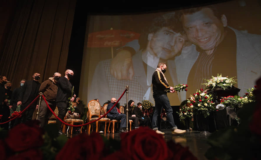 В зале играла музыка, на большом экране показывали фотографии Бориса Грачевского