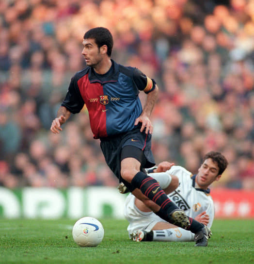 В основном составе «Барселоны» Гвардиола дебютировал в 1990 году в домашнем матче против «Кадиса». Большую часть карьеры футболиста (1990-2001) провел в родном клубе. Выступал на позиции опорного полузащитника 