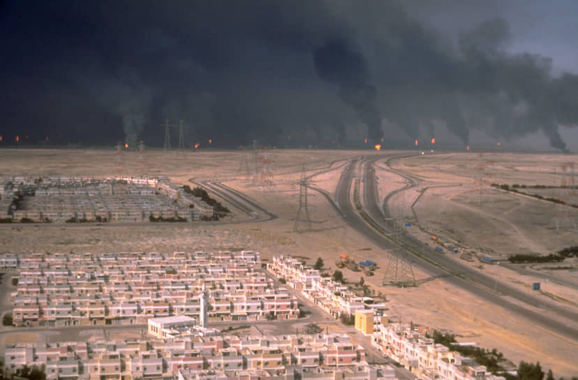 По оценкам экспертов в Персидский залив было вылито 816 тыс. тонн нефти
&lt;br>На фото: дым от горящих нефтяных скважин