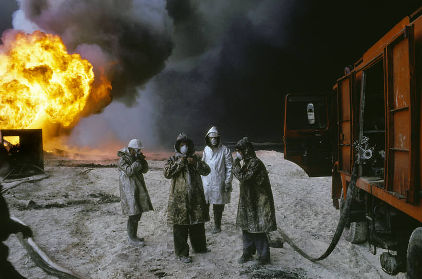Солдаты иракской армии, по разным оценкам, повредили от 800 до 1000 нефтяных скважин Кувейта. На 727 из них начались пожары, остальные превратились в нефтегазовые фонтаны
&lt;br> На фото: пожарные на горящем нефтяном месторождении в Кувейте