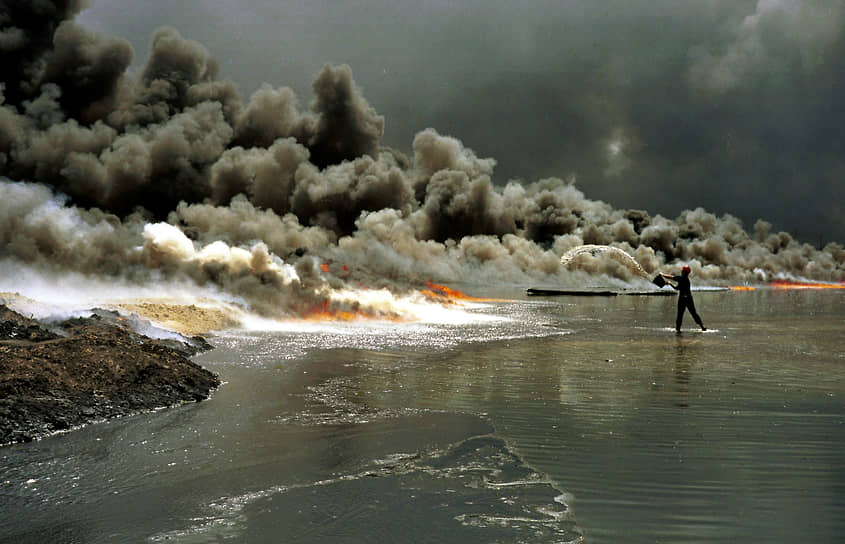 Тушение пожаров на нефтяных скважинах завершилось лишь в ноябре 1991 года
&lt;br>На фото: тушение огня на месторождении Большой Бурган, Кувейт
