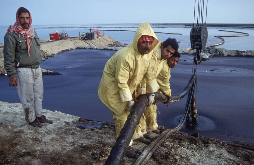После пожаров осталось 320 нефтяных озер. На их высыхание ушло все последующее десятилетие
&lt;br>На фото: саудовские рабочие помогают справиться с последствиями экологической катастрофы в Кувейте
