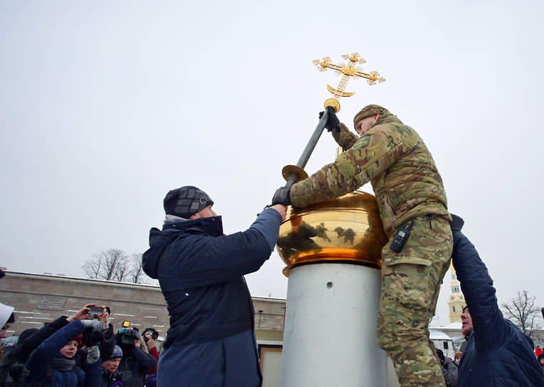 Подготовка к крещенским купаниям на пляже Петропавловской крепости в Санкт-Петербурге