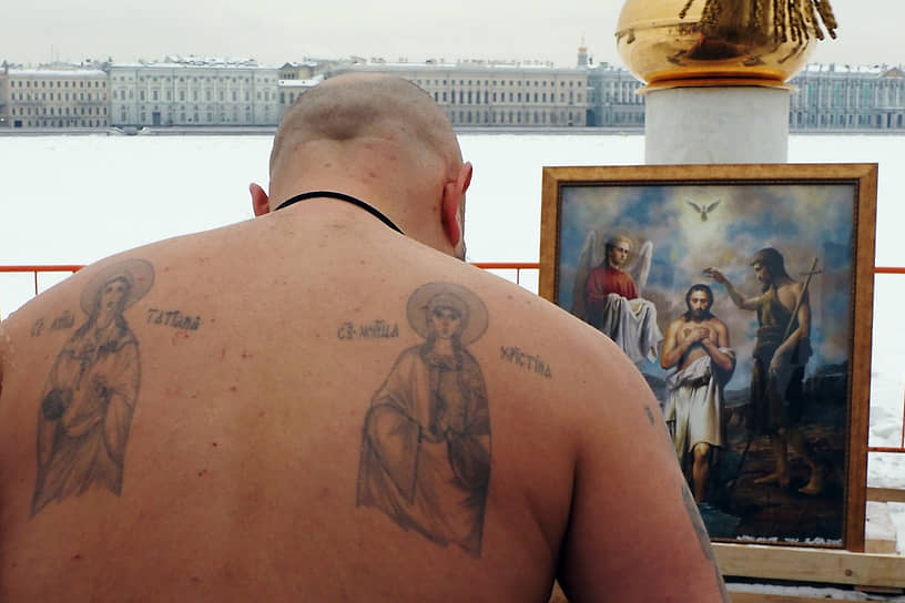 Санкт-Петербург. Крещенские купания в Неве возле Петропавловской крепости