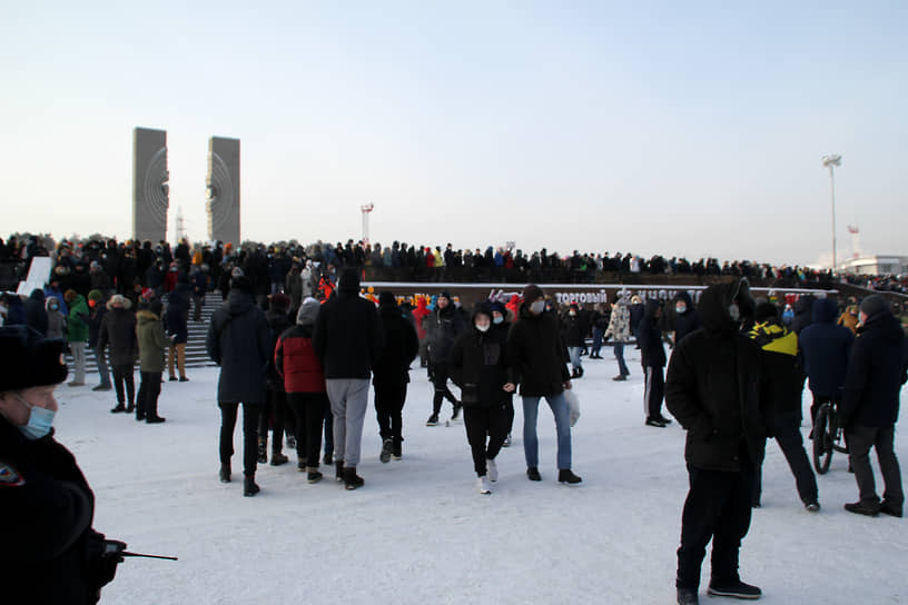 В Челябинске на акцию вышли несколько тысяч человек. Более 20 активистов задержала полиция