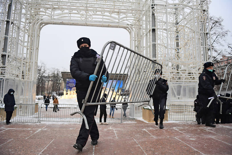В Москве задержания на Пушкинской площади начались еще до начала акции. Вокруг площади были установлены ограждения