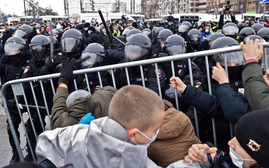 Участники митинга в поддержку Алексея Навального на Пушкинской площади