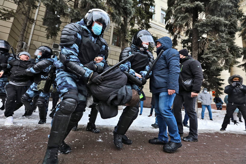 Задержание участника митинга в Волгограде