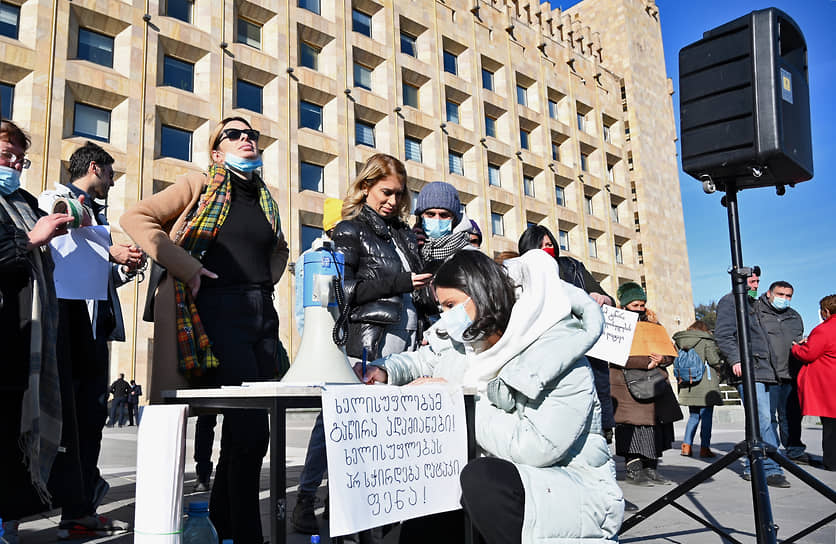 Участники митинга против ограничений в Грузии, связанных с пандемией коронавирусной инфекции COVID-19