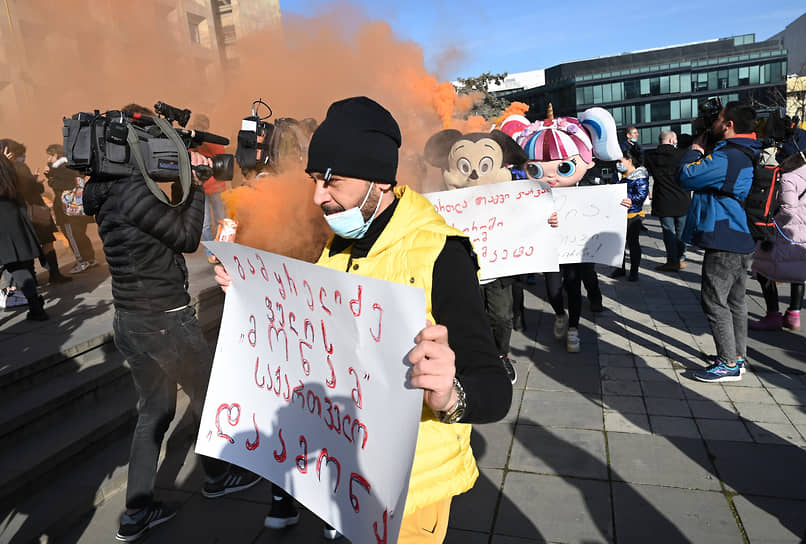 Митинг в Грузии против ограничений, связанных с пандемией коронавирусной инфекции COVID-19