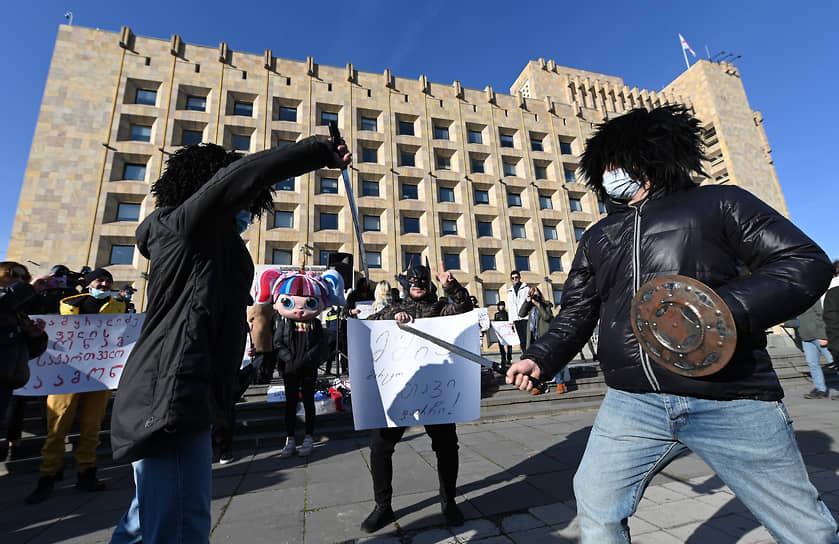 Митинг в Грузии против ограничений, связанных с пандемией коронавирусной инфекции COVID-19