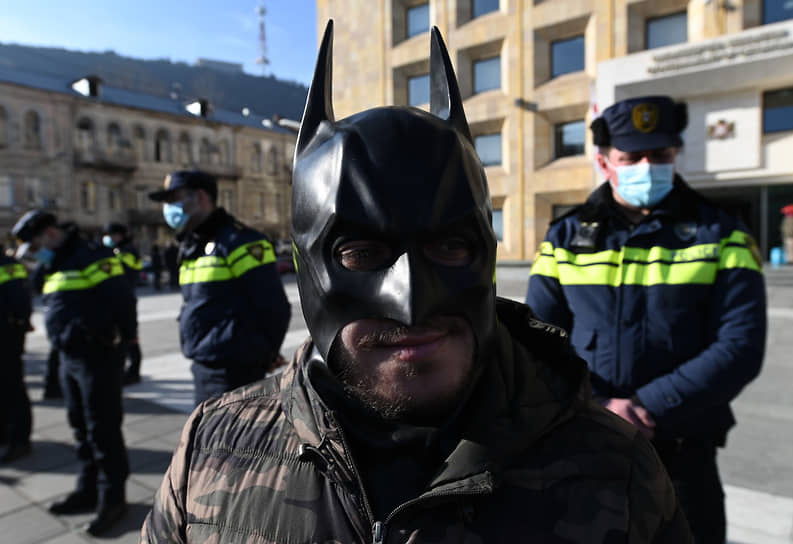 Митинг в Грузии против ограничений, связанных с пандемией коронавирусной инфекции COVID-19