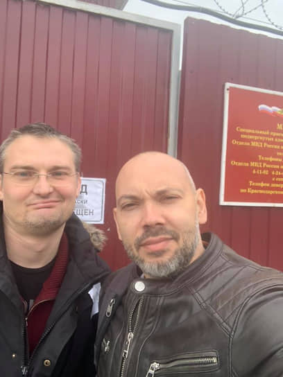 Вышедший из спецприемника после 5 суток ареста адвокат Михаил Беньяш (слева) и его коллега Тимур Филиппов
