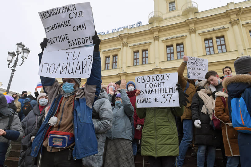 На выходе из станции метро «Комсомольская» в Москве стена протестующих схватилась в цепочку и пошла на ОМОН, чтобы отбить задержанных