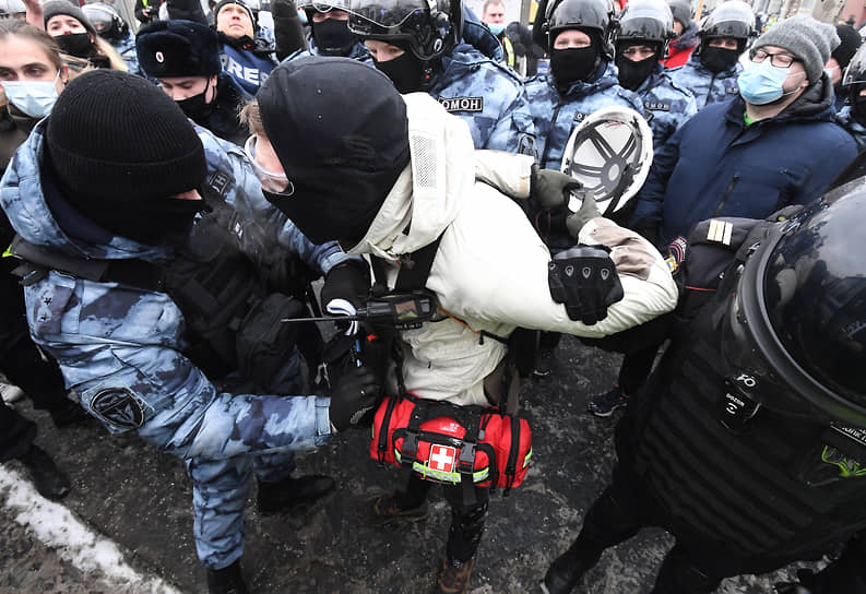 Задержание участника акции протеста в Москве