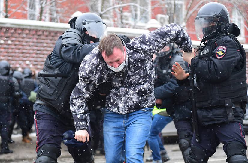 Задержание участника акции протеста в Москве