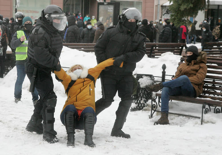 Оставшиеся нижегородские протестующие попытались собраться на площади Минина, пройдя по нескольким центральным улицам, однако там их встретила Росгвардия. К двум часам дня акция протеста завершилась. Всех задержанных доставили в различные городские отделения полиции.&lt;br>На фото: Задержание участницы акции протеста в Нижнем Новгороде