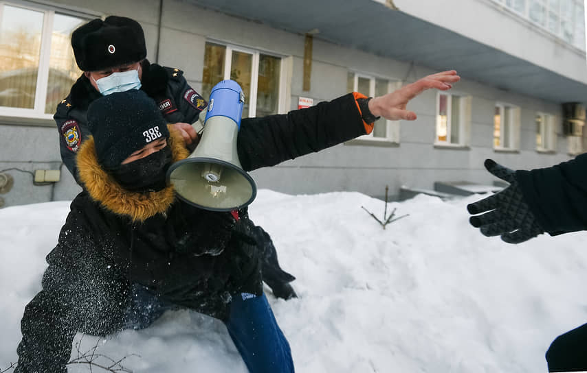 Задержание участника акции протеста в Новосибирске