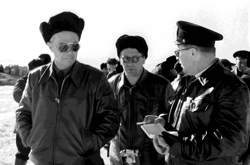Наземными отрядами и с воздуха начались поиски подходящего места для организации базы. Начальником экспедиции был назначен полярник, герой Советского Союза Михаил Сомов (на фото слева)  