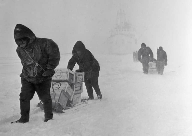 Начиная с первых экспедиций и до 2007 года одной из основных задач «Мирного» было обеспечение функционирования станции «Восток», расположенной в глубине материка. Синоптическая группа обеспечивала прогностической информацией транспортные походы по маршруту «Мирный» — станция «Восток» — «Мирный», а также ряд других оперативных мероприятий 