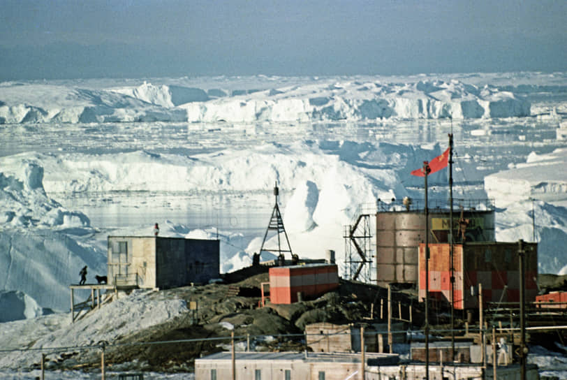 В 1964 году на станции насчитывалось 42 постройки разного типа, причем большая их часть находилась под снегом. До 1971 года станция была главной базой советских антарктических экспедиций 