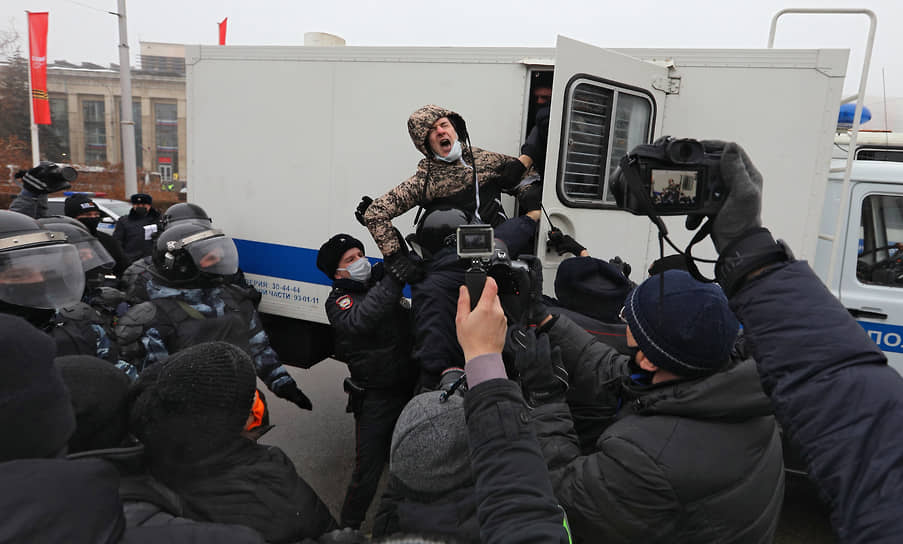 Задержание участников акции в Волгограде