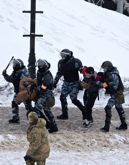 Сотрудники ОМОНа во время задержания протестующих в Казани