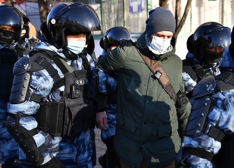 Сотрудники полиции во время задержания участников акции в поддержку Алексея Навального