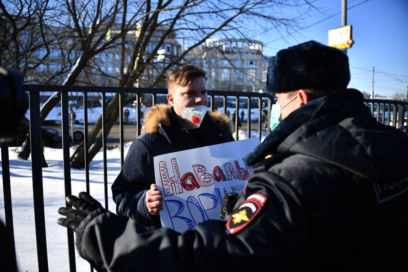 Полицейские задерживали также участников одиночных пикетов