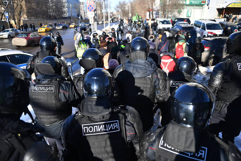 Сотрудники полиции в оцеплении у станции метро «Преображенская площадь»