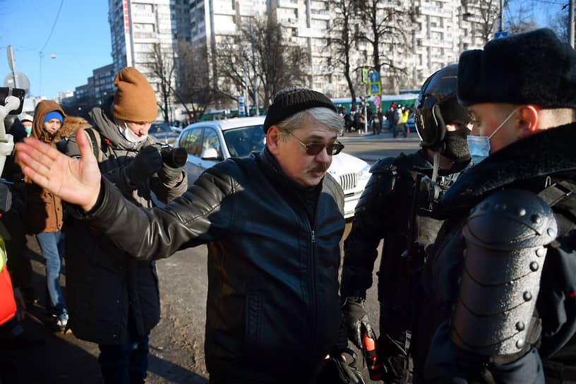 На подходе к зданию Мосгорсуда были установлены металлические заграждения и двойное оцепление ОМОНа