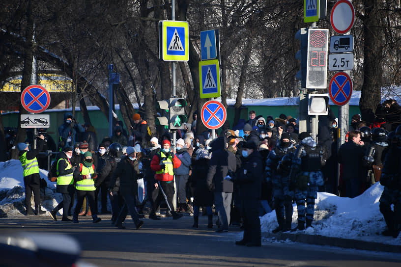 Сторонники оппозиционера собирались вокруг суда, чтобы поддержать его