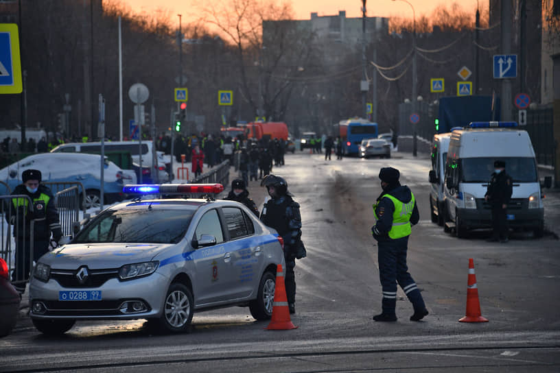 Перекрытая дорога у здания Мосгорсуда