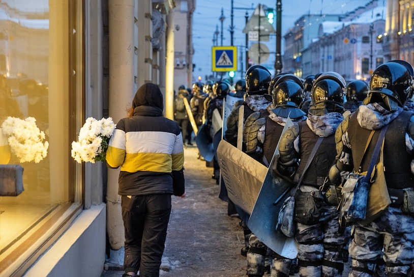 Станции метро «Гостиный двор» и «Невский проспект» в Санкт-Петербурге были закрыты на вход и на выход. Поезда шли без остановки