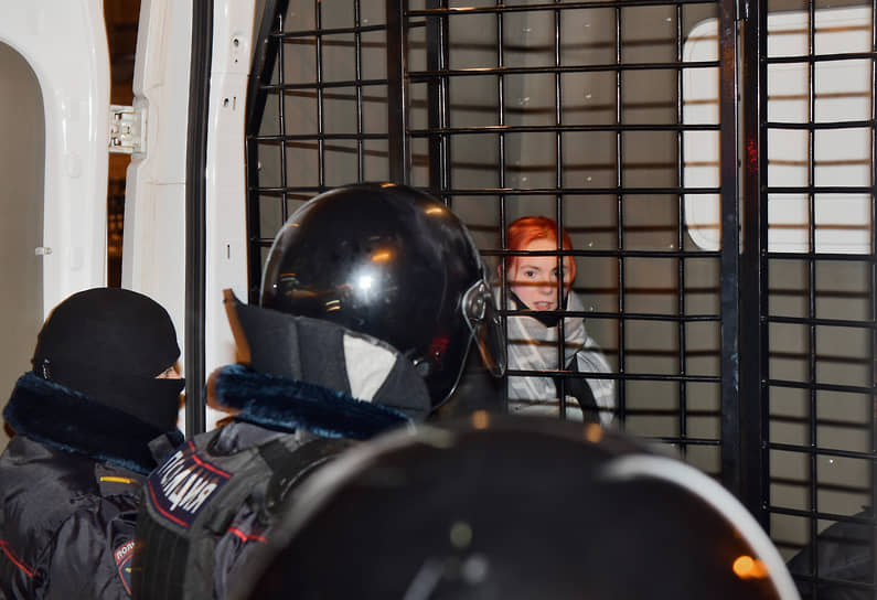 Санкт-Петербург. Полицейские у дверей автозака