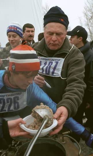 2002 год. Лидер ЛДПР Владимир Жириновский на массовых соревнованиях «Московская лыжня»